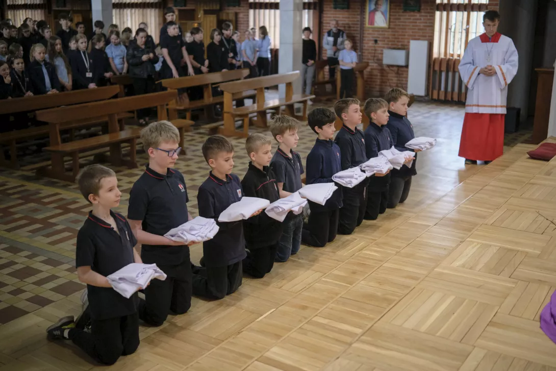 Kandydaci składają przyrzeczenie ministranckie.