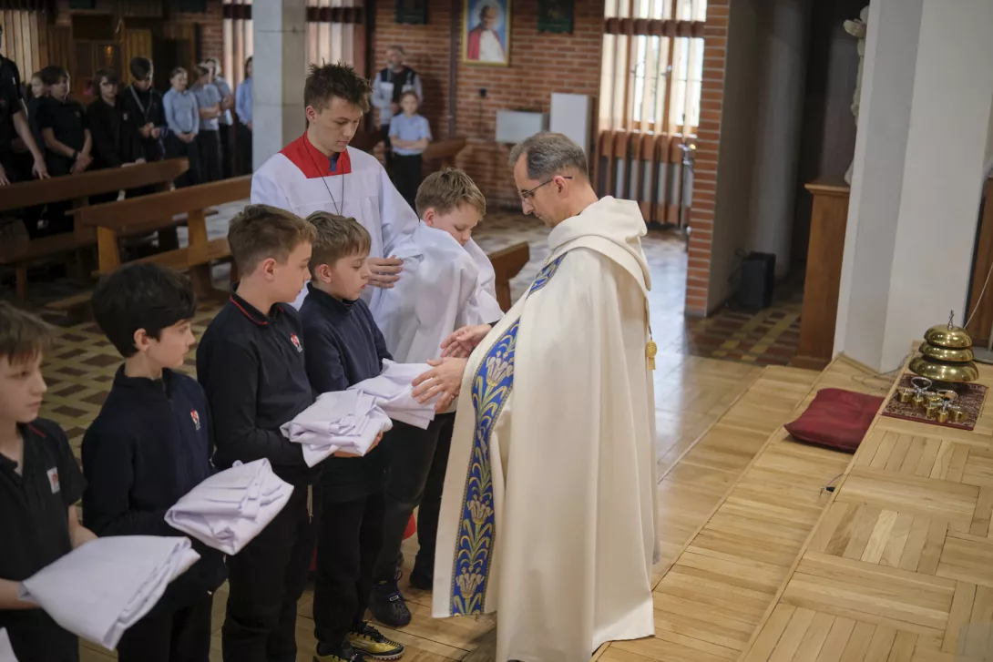 Nowi ministranci otrzymują komże od ks. Dyrektora.