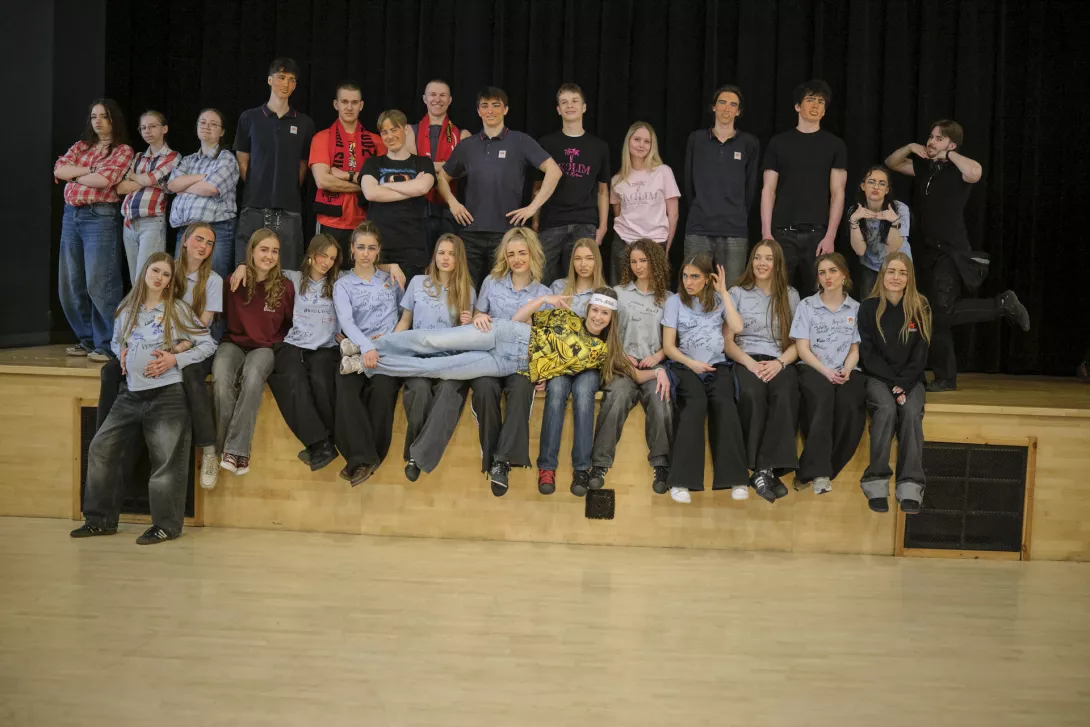 Wspólne zdjęcie maturzystów 2026 w Auli (fot. Jan Kamiński)