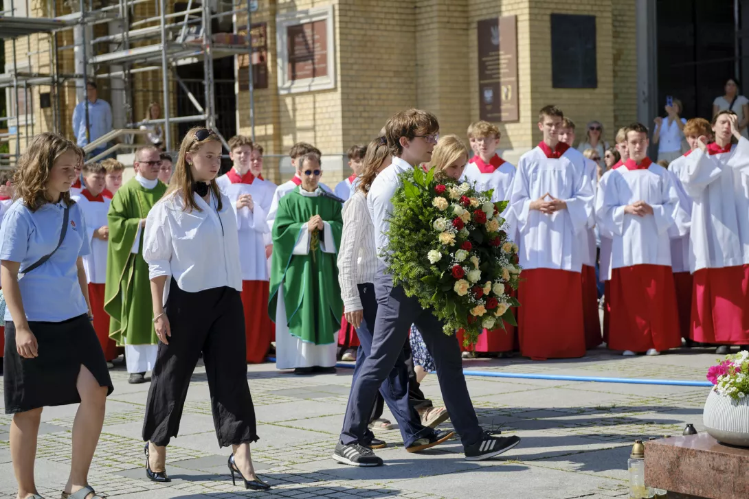 Samorząd Uczniowski składa kwiaty przed pomnikiem Jana Pawła II. (fot. Antonii Szumielewicz)