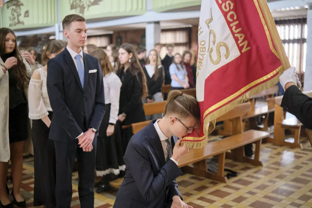 Ucałowanie sztandaru - symboliczne pożegnanie ze szkołą. (fot. Antoni Szumielewicz)