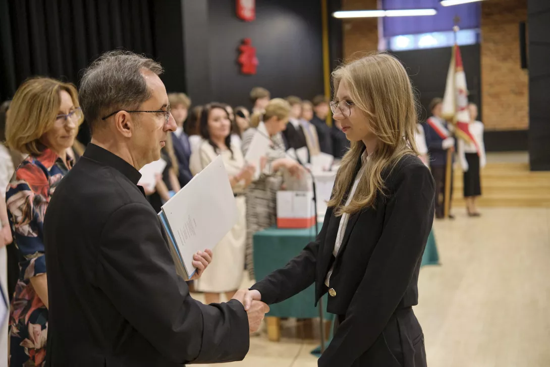 Ks. Dyrektor wręcza świadectwa maturzystom. (fot. Antoni Szumielewicz)