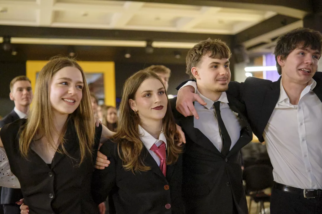 Maturzyści cieszą się i tańczą po rozdaniu świadectw. (fot. Antoni Szumielewicz)