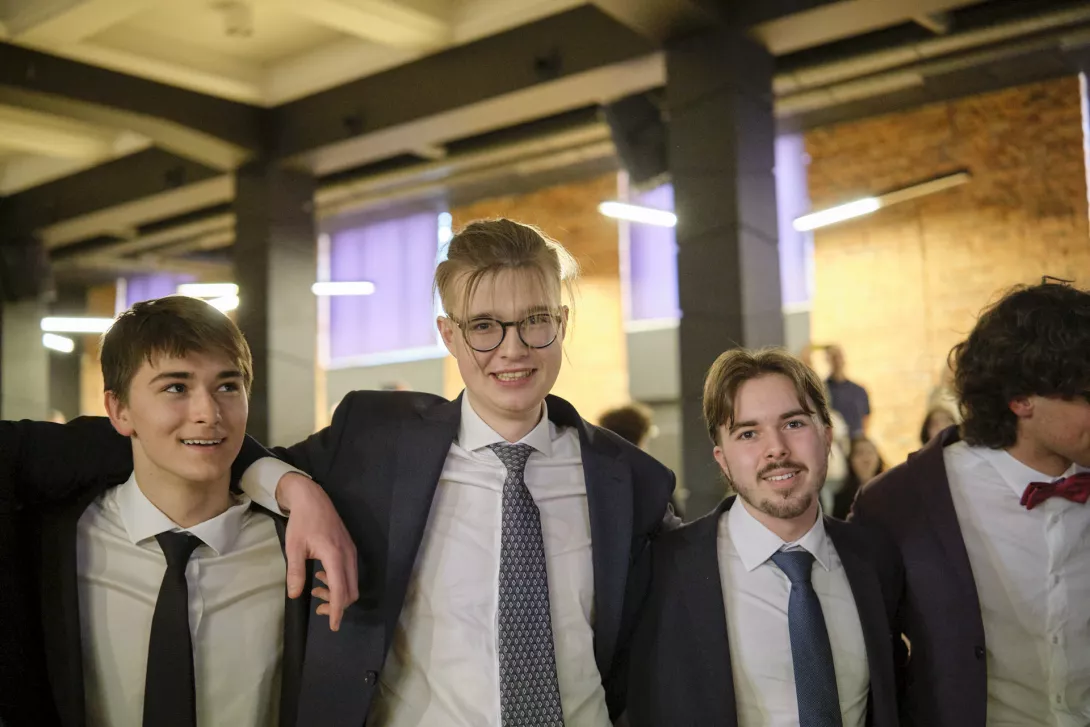 Maturzyści cieszą się i tańczą po rozdaniu świadectw. (fot. Antoni Szumielewicz)