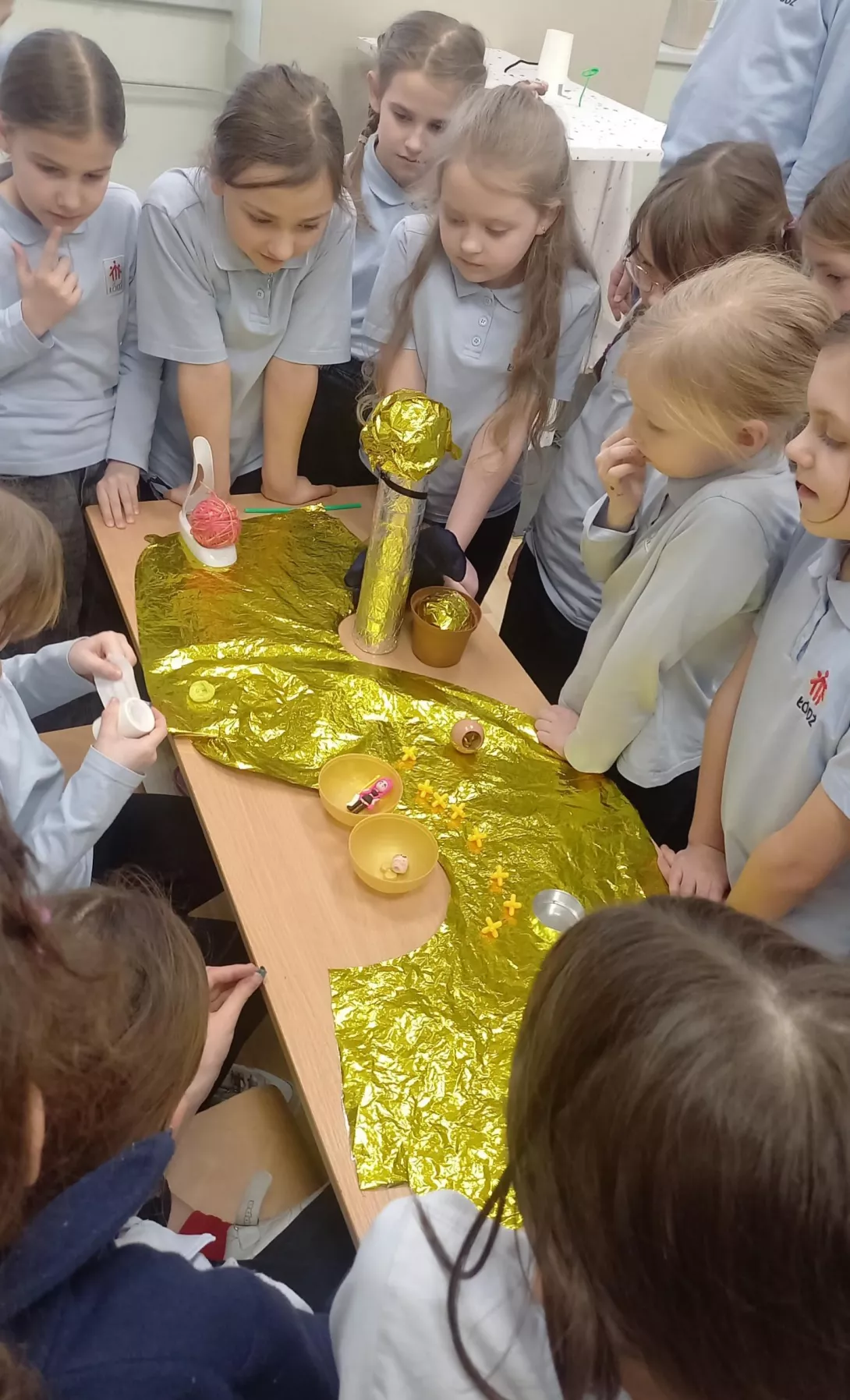 Uczennice klasy 3c prezentują swoje wynalazki