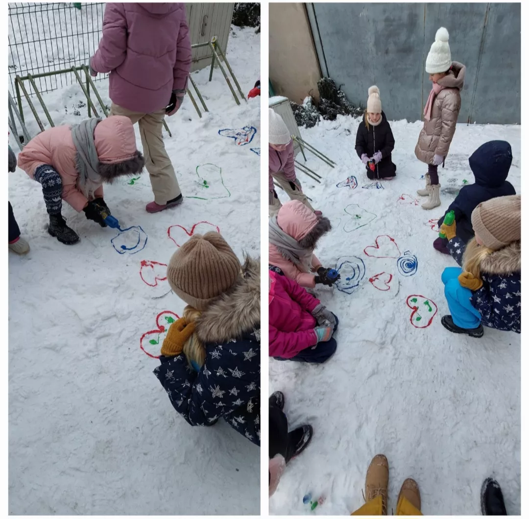 Uczennice klasy 2a barwią śnieg farbami.