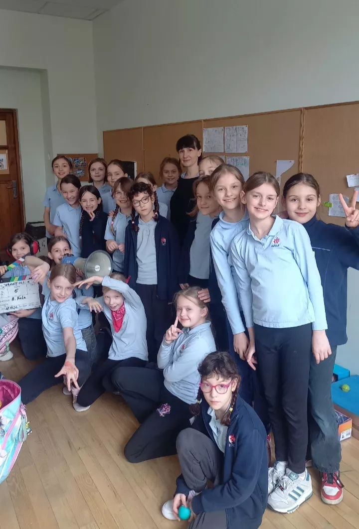 Uczennice klasy 3c podczas lekcji z reżyserem dźwięku