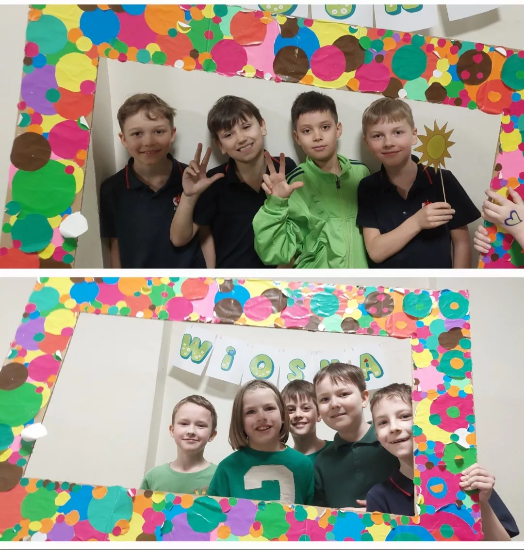 Uczniowie klas 1-3 pozujący do pamiątkowych zdjęć z okazji pierwszego dnia kalendarzowej wiosny.