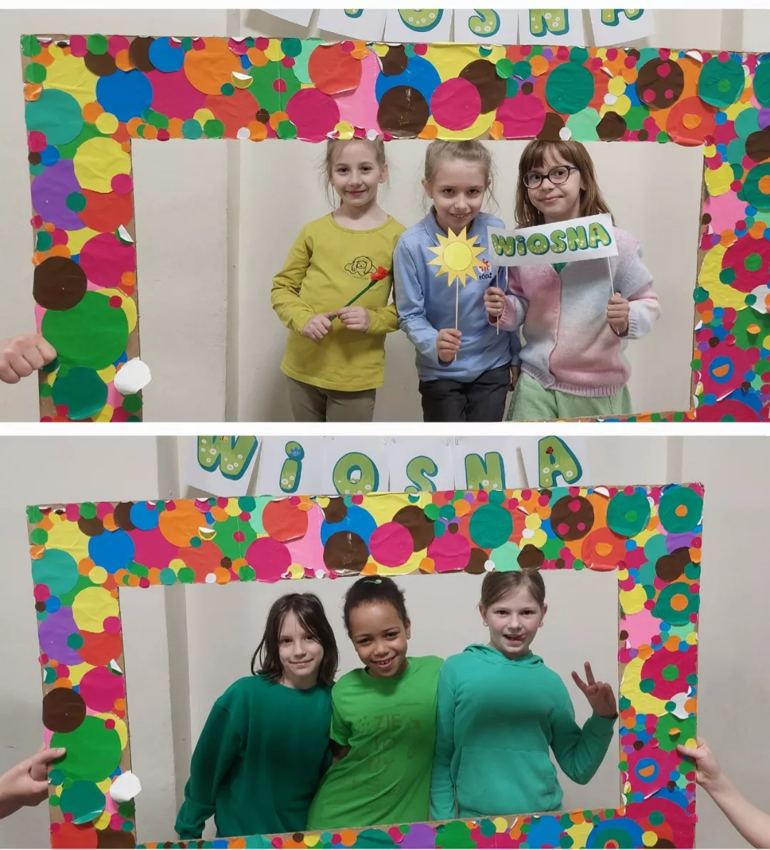 Uczniowie klas 1-3 pozujący do pamiątkowych zdjęć z okazji pierwszego dnia kalendarzowej wiosny.