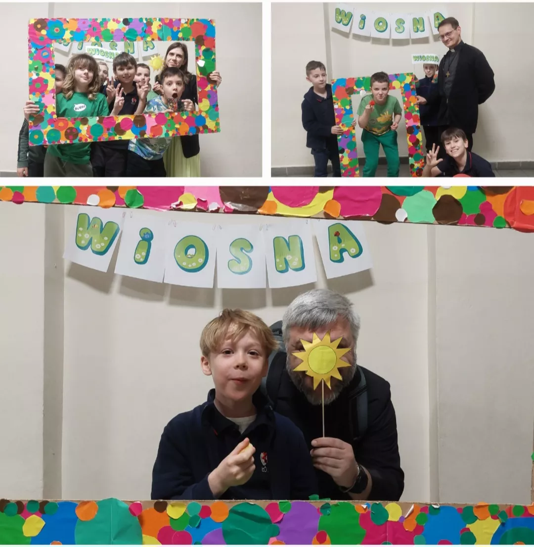 Uczniowie klas 1-3 pozujący do pamiątkowych zdjęć z okazji pierwszego dnia kalendarzowej wiosny.