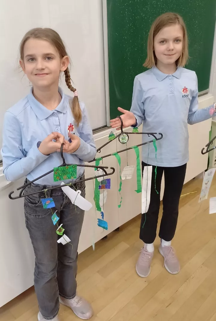 Uczennice klasy 3c prezentują swoje prace na temat ekosystemów łąki, lasu i jeziora