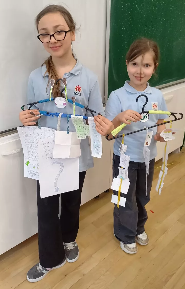 Uczennice klasy 3c prezentują swoje prace na temat ekosystemów łąki, lasu i jeziora