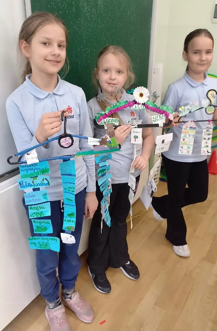 Uczennice klasy 3c prezentują swoje prace na temat ekosystemów łąki, lasu i jeziora
