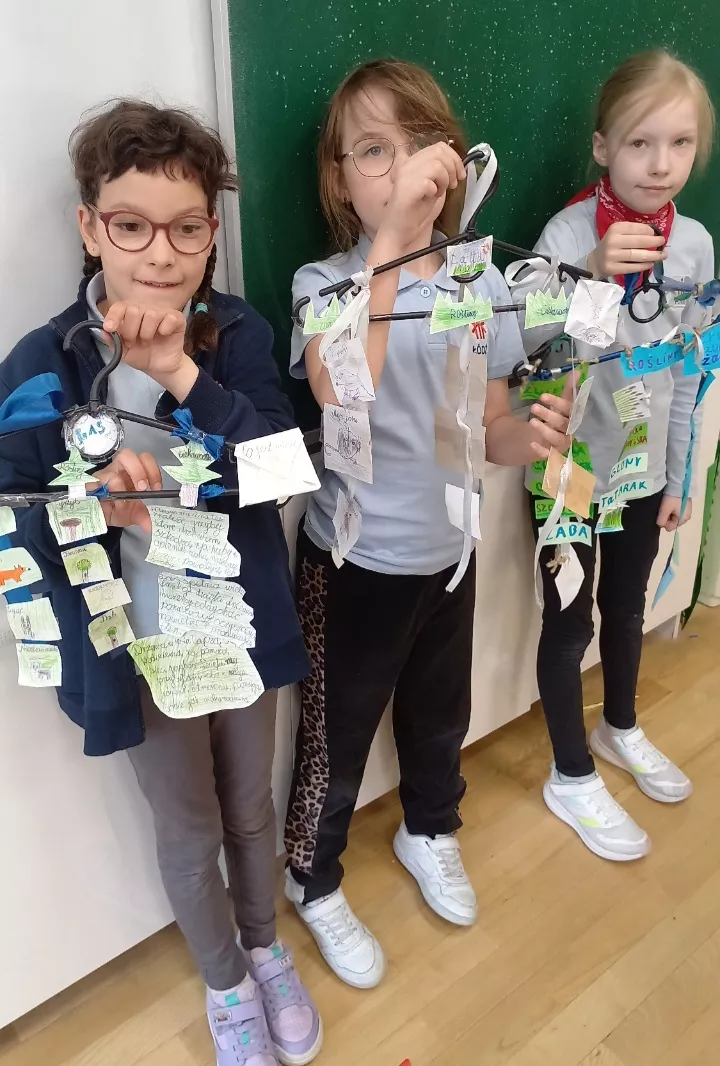 Uczennice klasy 3c prezentują swoje prace na temat ekosystemów łąki, lasu i jeziora