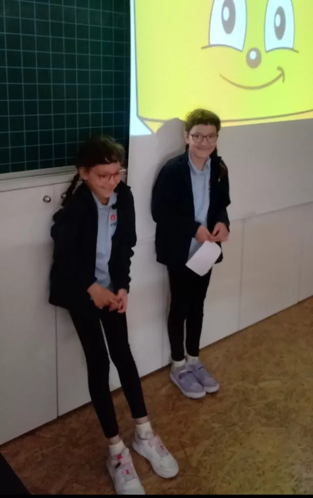 Alba i Blanca uczą klasę 3c hiszpańskiego