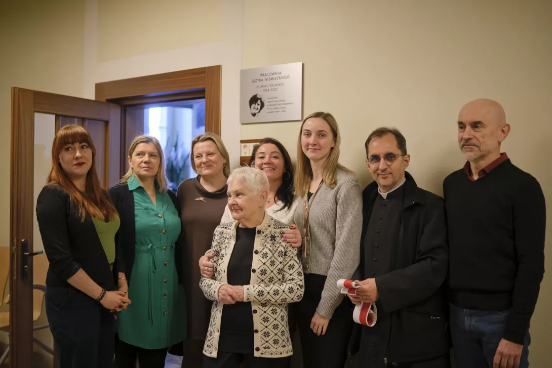 Rodzina śp. Marii Skurskiej wraz z dyrektorem i nauczycielami przy tablicy pamiątkowej. (fot. Amelia Szymańska)