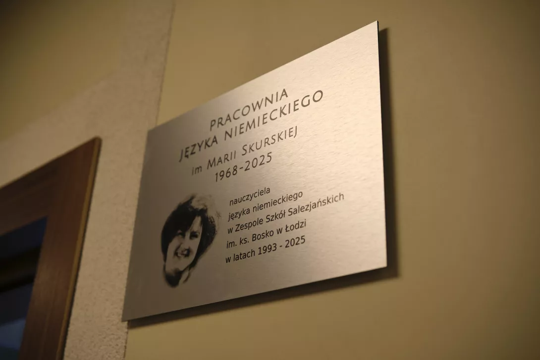 Tablica pamiątkowa poświęcona pani profesor Marii Skurskiej przy pracowni językowej nr 7. (fot. Amelia Szymańska)