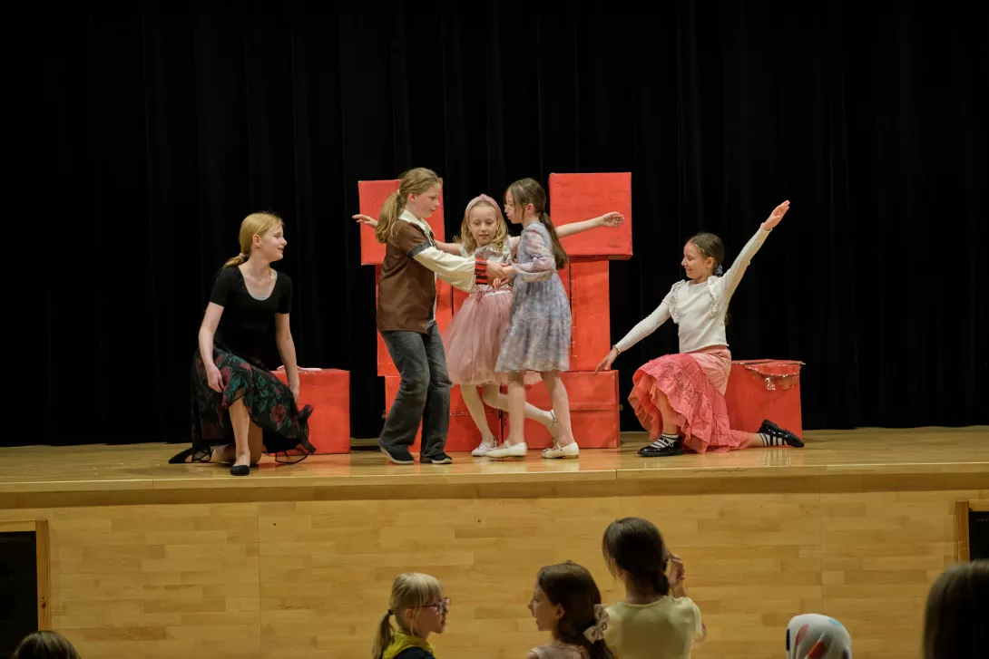 Aktorki teatru Beznazwy z klas 4 na scenie, prezentują przygotowaną etiudę. 