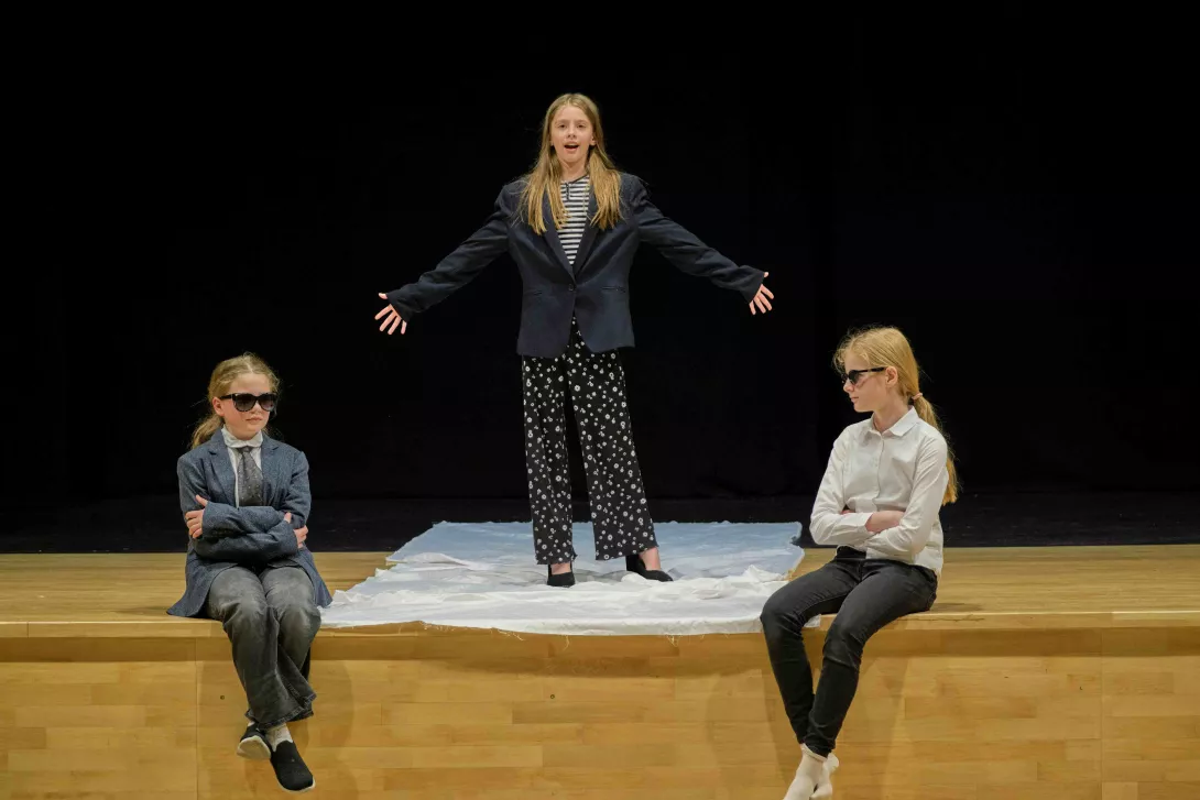 Aktorki teatru Beznazwy z klas 4 na scenie, prezentują przygotowaną etiudę. 