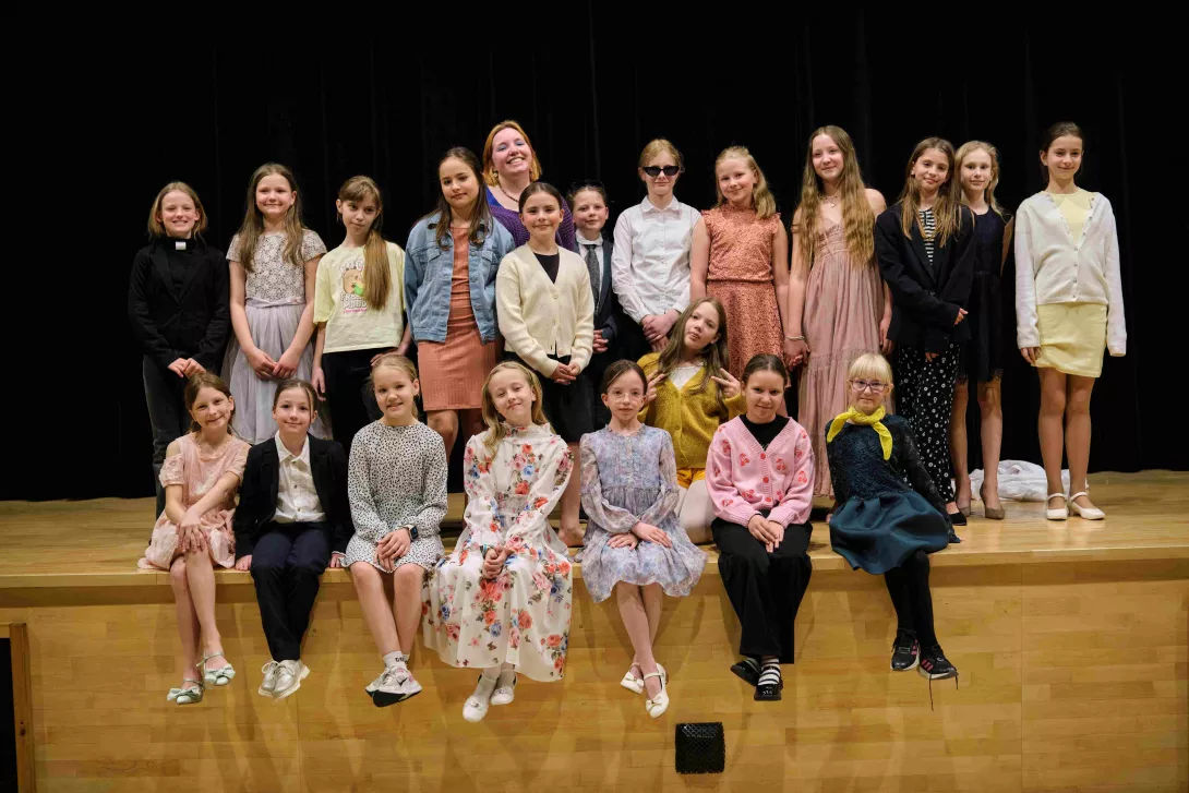 Zdjęcie grupowe aktorek teatru Beznazwy z klas 4 z prowadzącą Zuzanną Kluszczyńską. 
