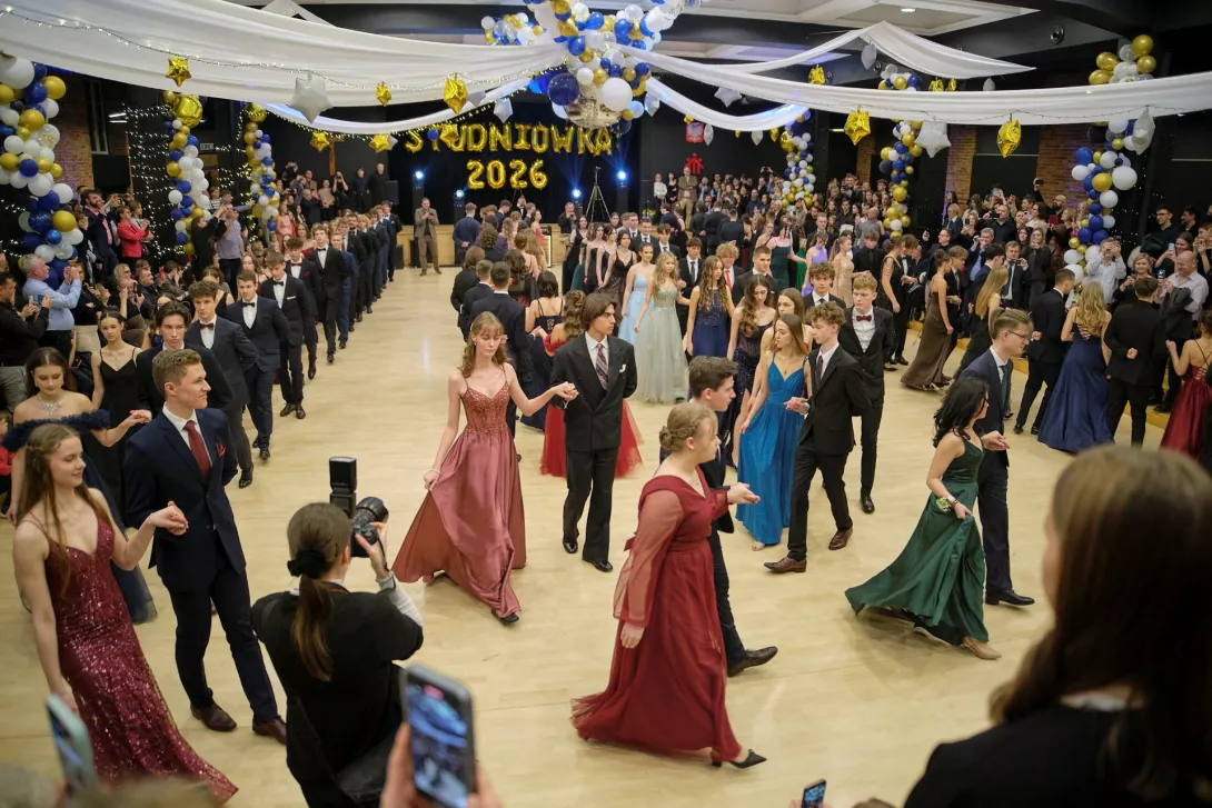 Maturzyści tańczą poloneza.