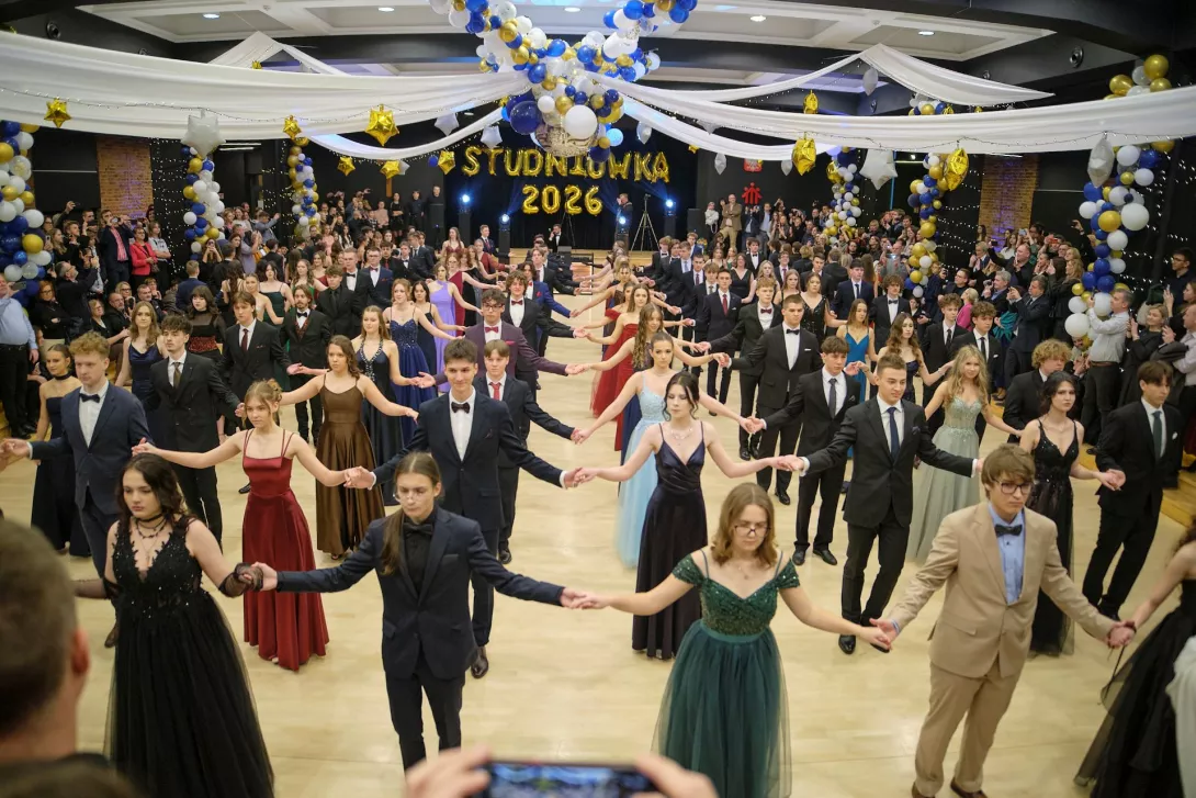 Maturzyści tańczą poloneza.