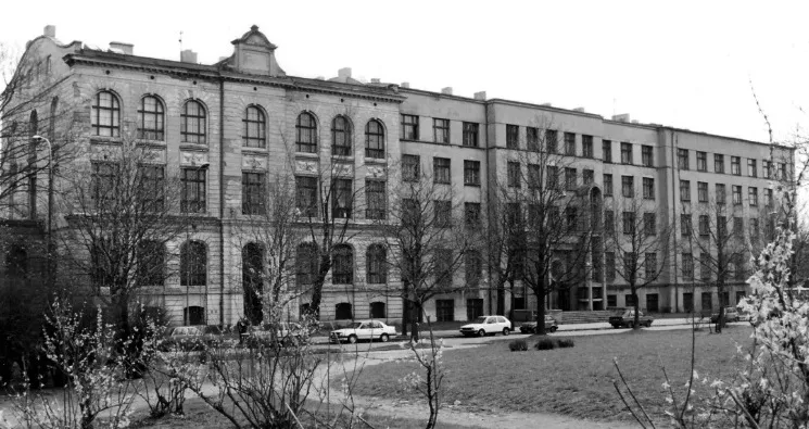 Budynek szkoły oraz całego kompleksu dzieł salezjańskich od ul. Wodnej, 1991 r. (fot. ks. Stanisław Hajkowski)