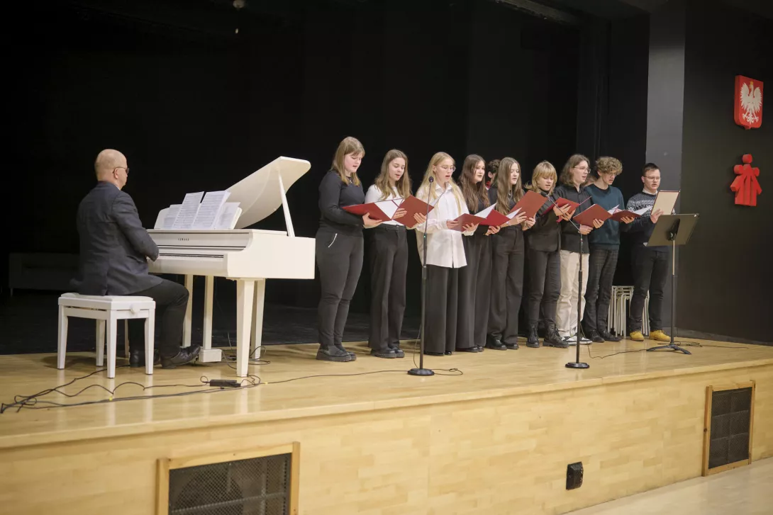 Chór Salezjańskiej Szkoły Muzycznej z Lutomierska wykonuje kolędy.