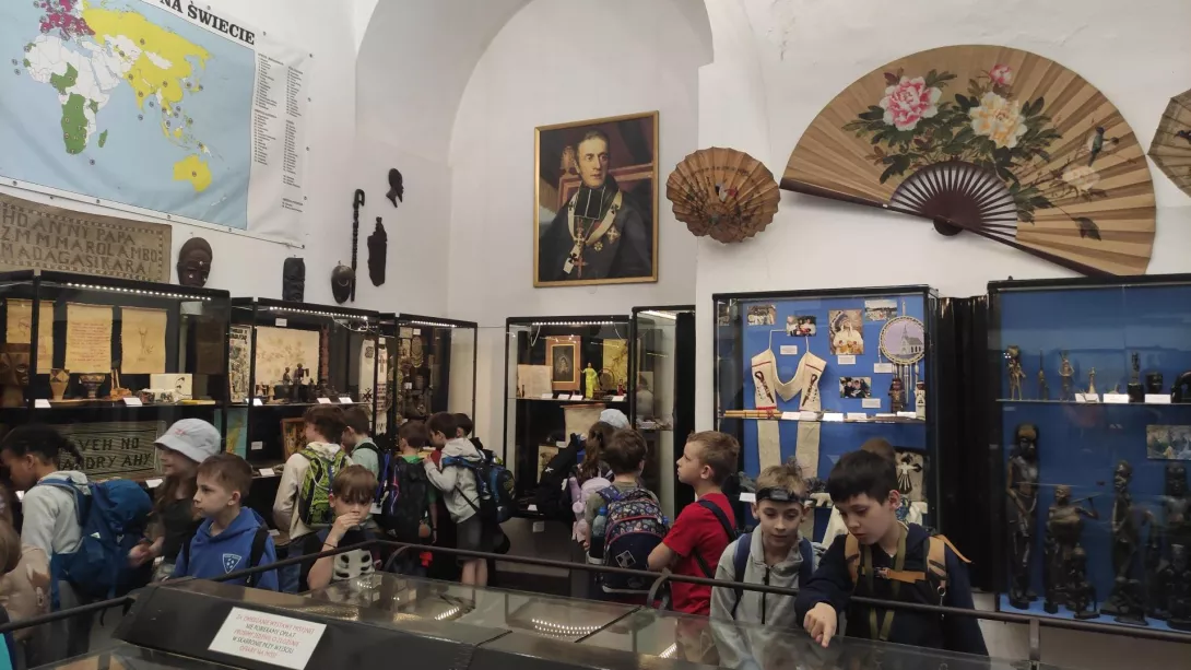 Dzieci zwiedzają wystawę poświęconą misjom w Klasztorze na Świętym Krzyżu