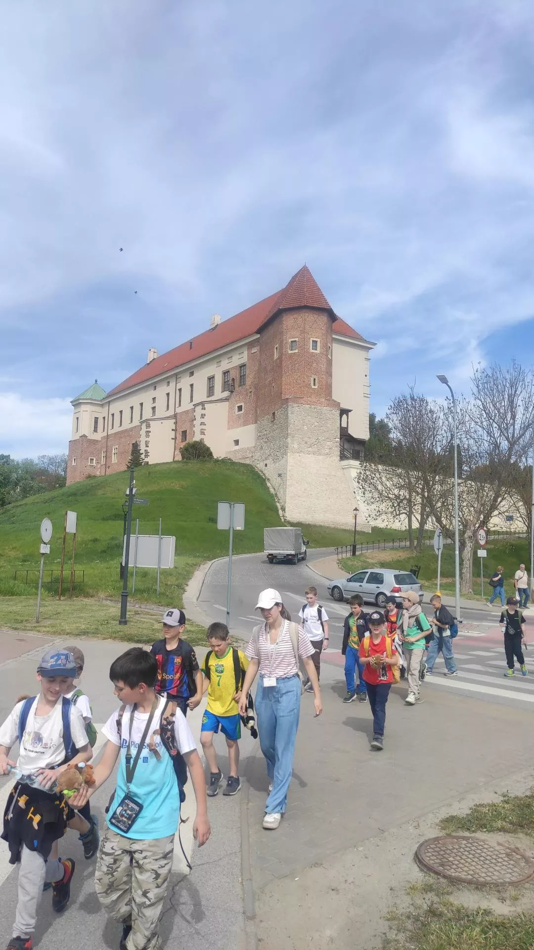 Uczestnicy spacerujący po Sandomierzu