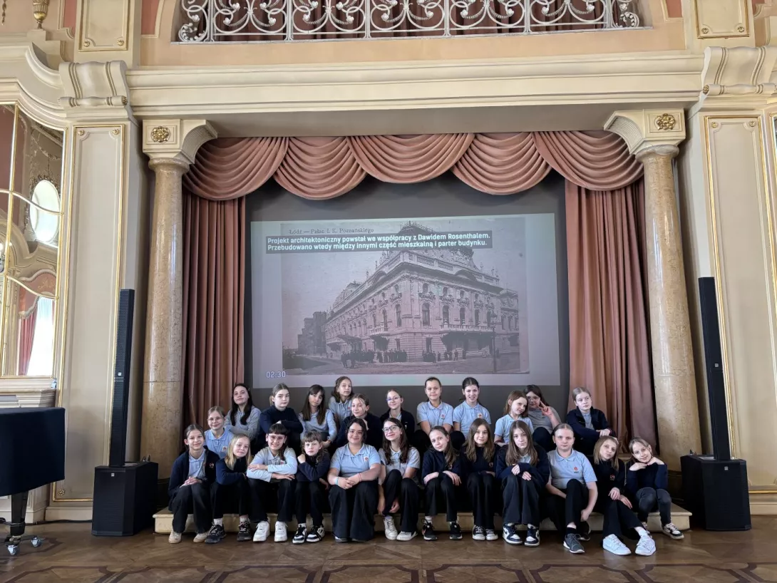 Wizyta uczniów klas piątych w Pałacu Poznańskiego, zdjęcie grupowe 5a