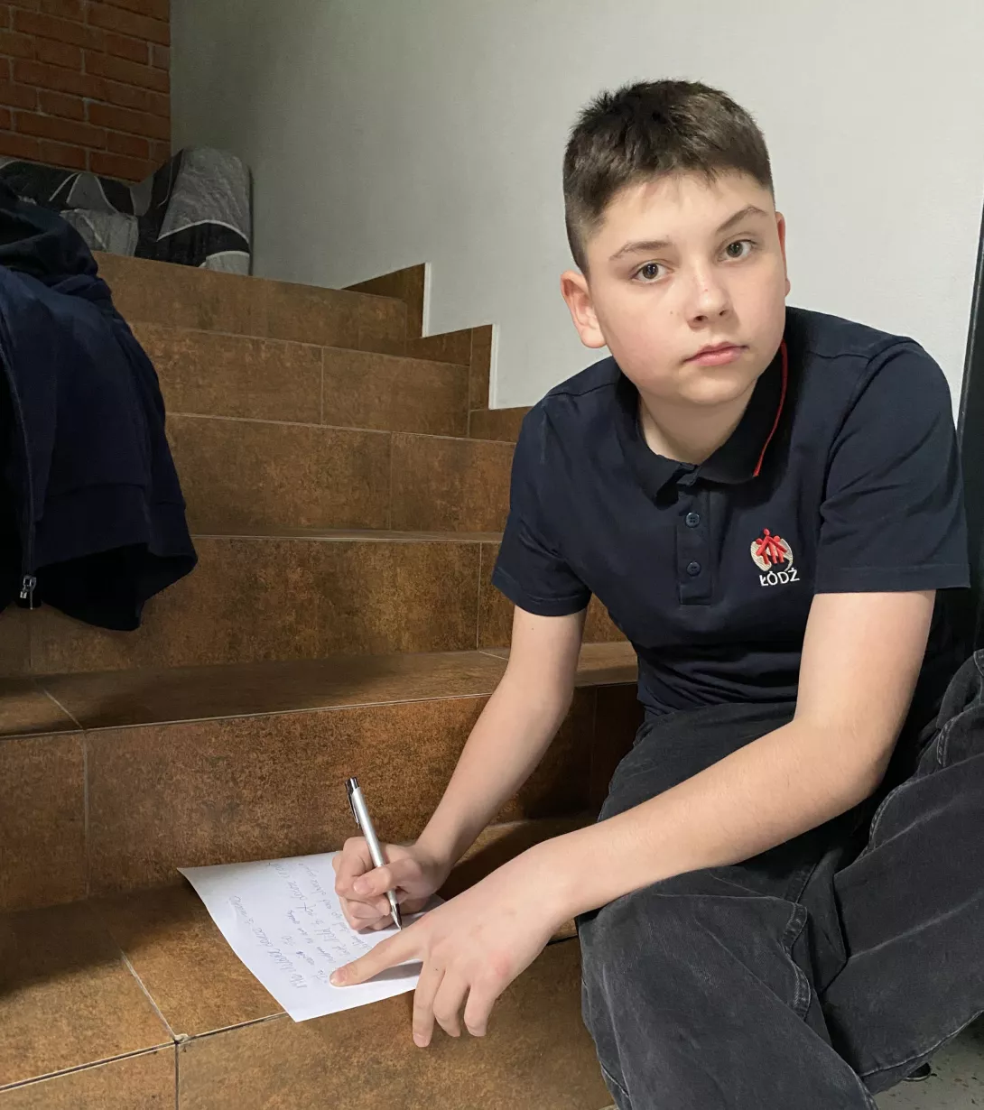 Uczeń podczas tworzenia tekstu w "sztafecie językowej".