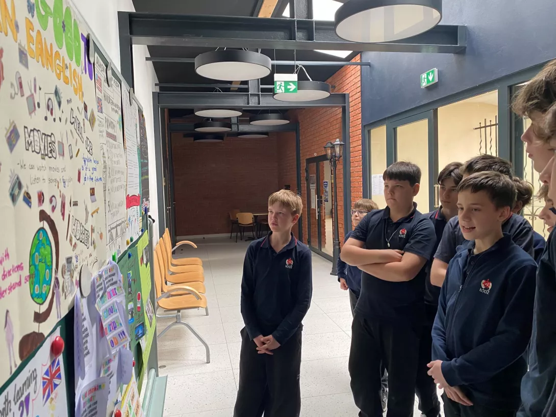 Uczniowie prezentują przygotowane plakaty o nauce języka angielskiego