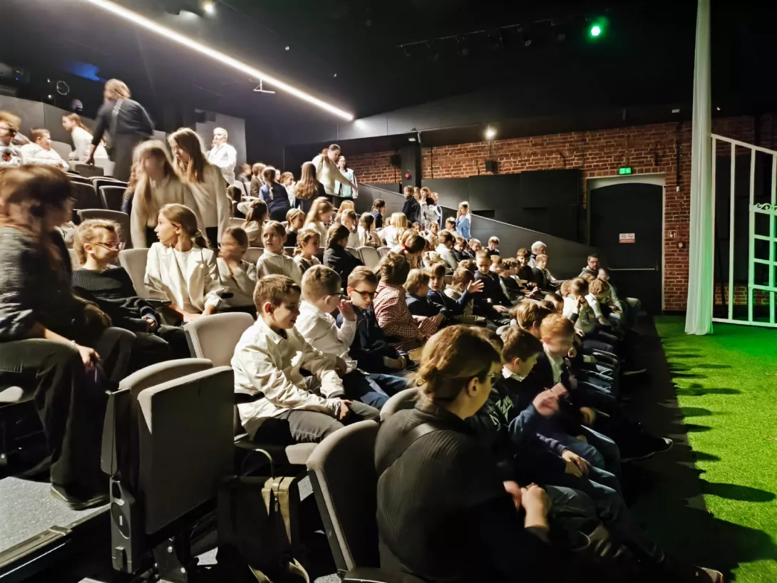 Uczniowie klas trzecich w Teatrze Pinokio na widowni. 