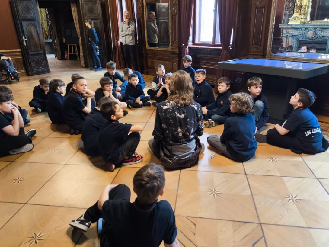 Uczniowie klasy 3b słuchają historii domu i życia rodziny Scheiblerów w Muzeum Kinematografii w Łodzi. 