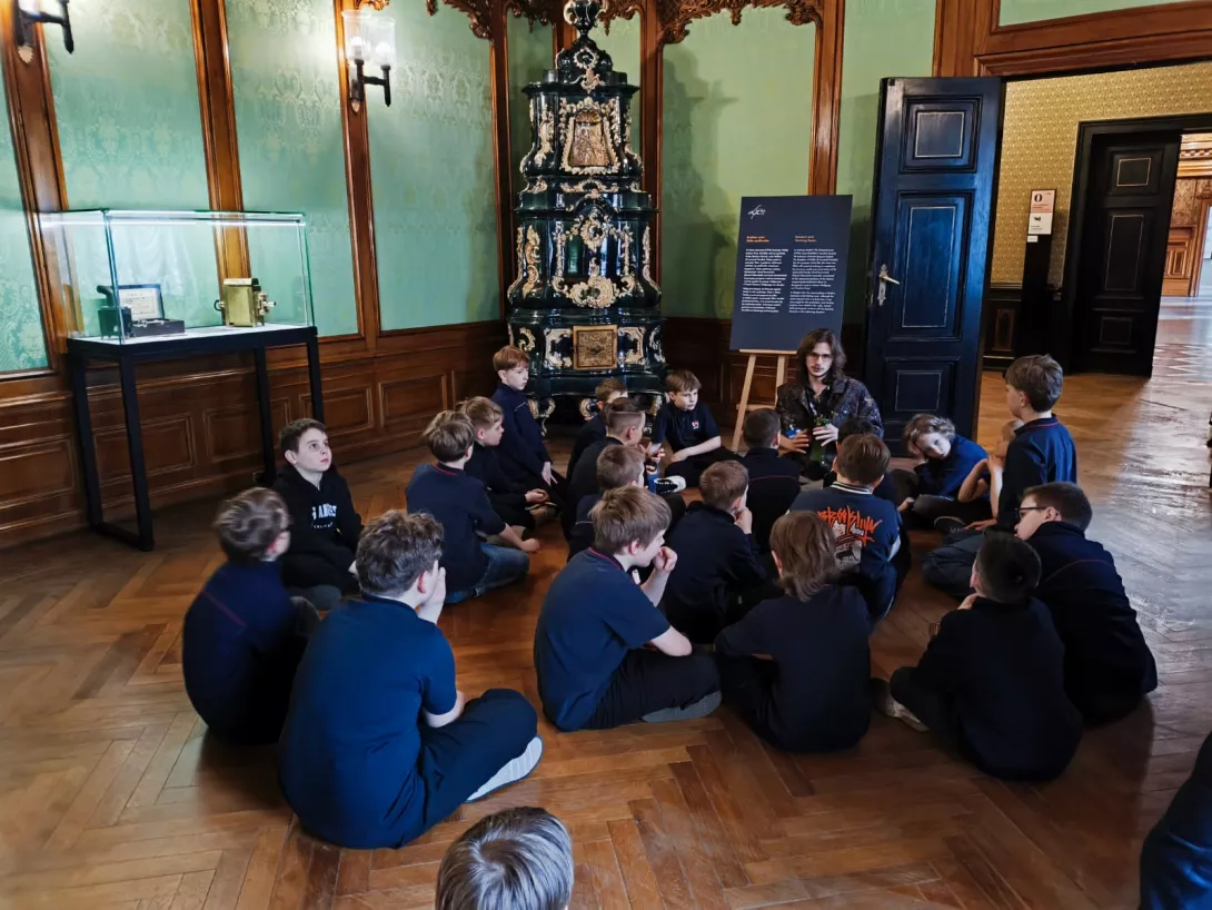 Uczniowie klasy 3b słuchają historii domu i życia rodziny Scheiblerów w Muzeum Kinematografii w Łodzi. 