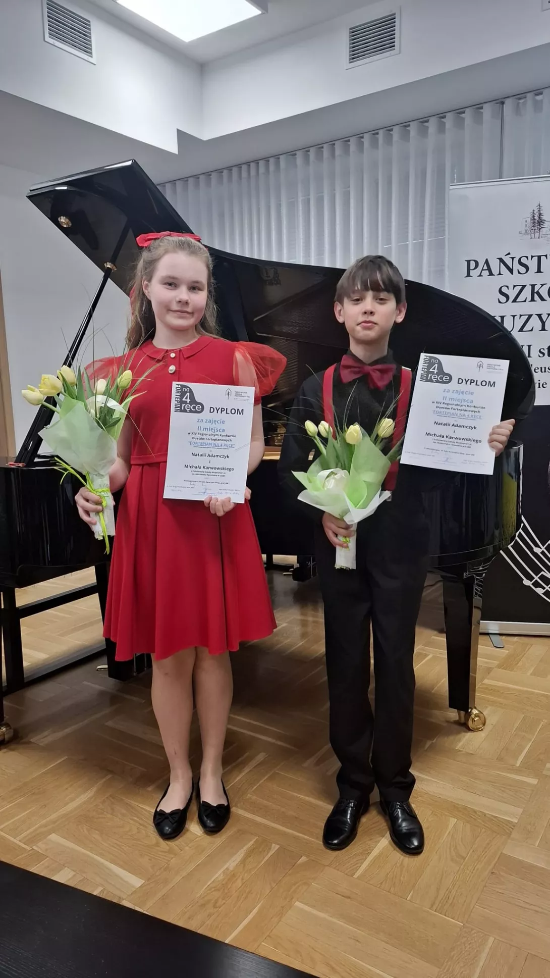 Natalia Adamczyk z klasy 6c i Michał Karwowski z klasy 5b z dyplomem za II miejsce w XIV Regionalnym Konkursie Duetów Fortepianowych "Fortepian na 4 ręce".