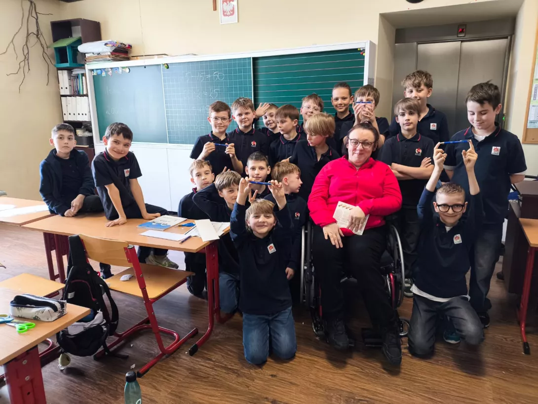 Zdjęcie grupowe klasy 3b z gościem, czyli panią Małgorzatą Zambrzycką. 