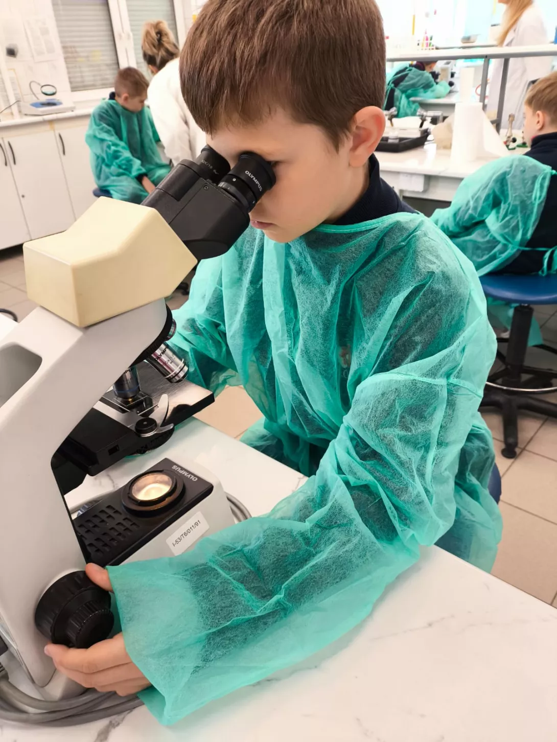 Uczniowie klasy 3b w czasie udziału w warsztatach „Jogurt ekologiczny – zdrowy domowy nabiał” na Politechnice Łódzkiej. 