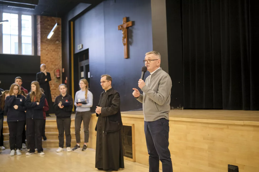 Ks. Inspektor mówi Słówko. (fot. Amelia Szymańska)