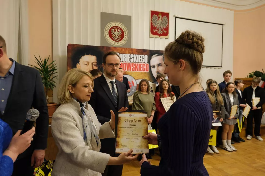 Zofia odbiera wyróżnienie. (fot. podlasie24.pl)